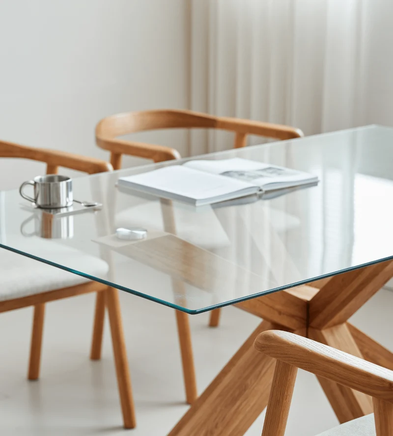 Sidney - Tavolo da pranzo in vetro con gambe in rovere massiccio 150x90 cm