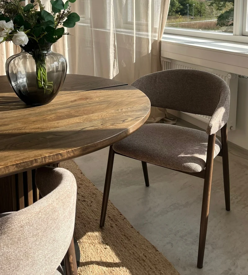 Sedia da pranzo Ebba - Tessuto sabbia con gambe in rovere fumé