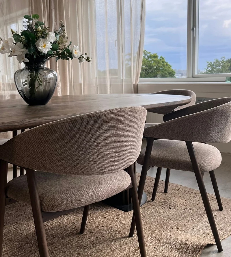 Sedia da pranzo Ebba - Tessuto sabbia con gambe in rovere fumé