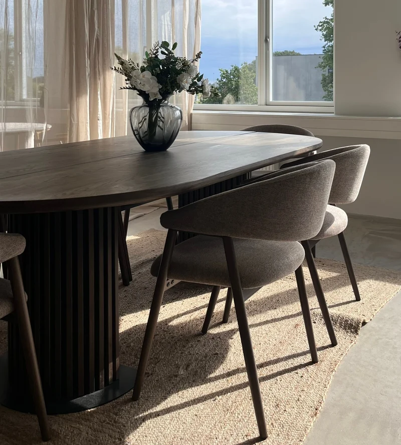Sedia da pranzo Ebba - Tessuto sabbia con gambe in rovere fumé