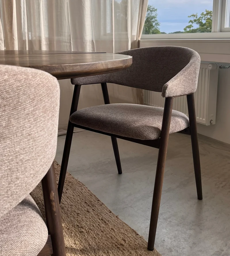 Sedia da pranzo Ebba - Tessuto sabbia con gambe in rovere fumé