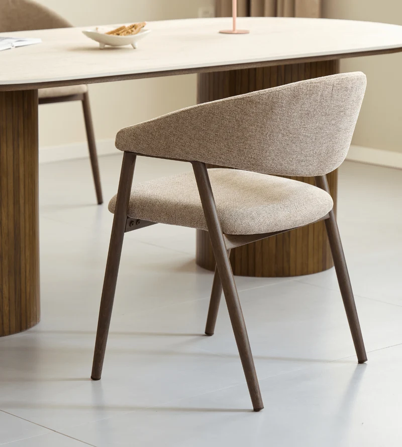 Sedia da pranzo Ebba - Tessuto sabbia con gambe in rovere fumé