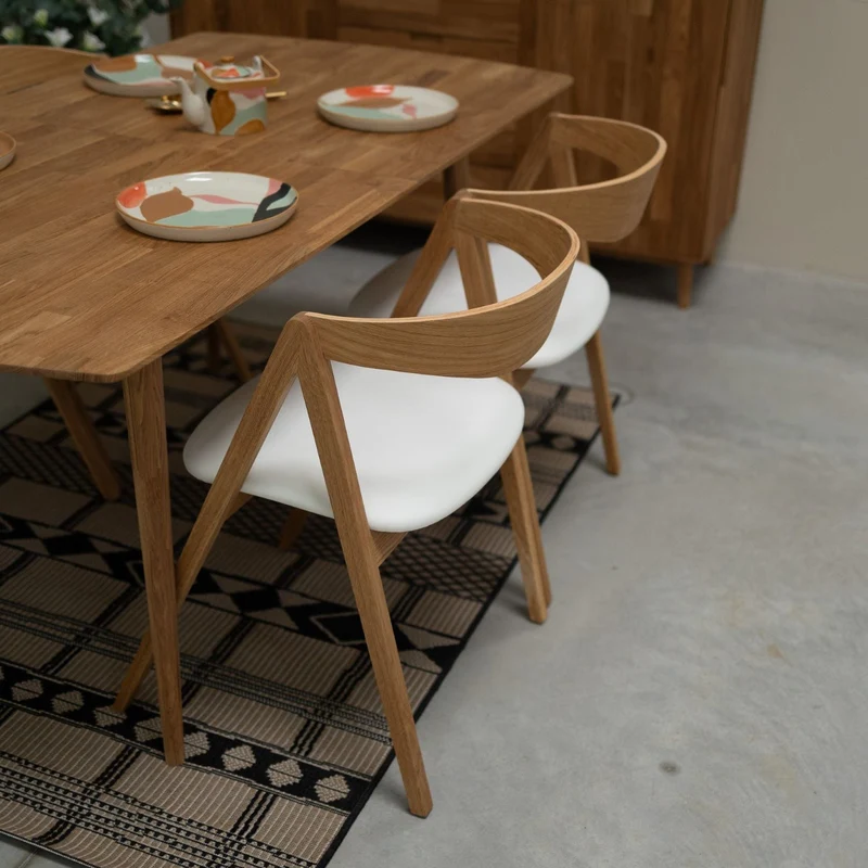 Set da 2 o 4 sedie da pranzo in rovere massiccio Oscar, imbottite | NordicStory