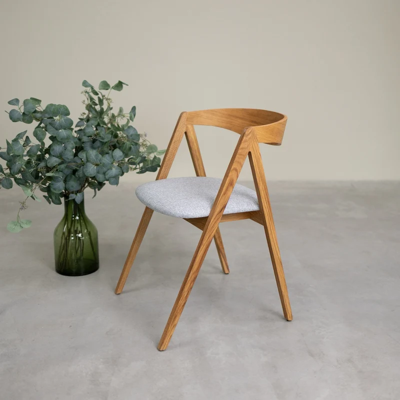 Set da 2 o 4 sedie da pranzo in rovere massiccio Oscar, imbottite | NordicStory