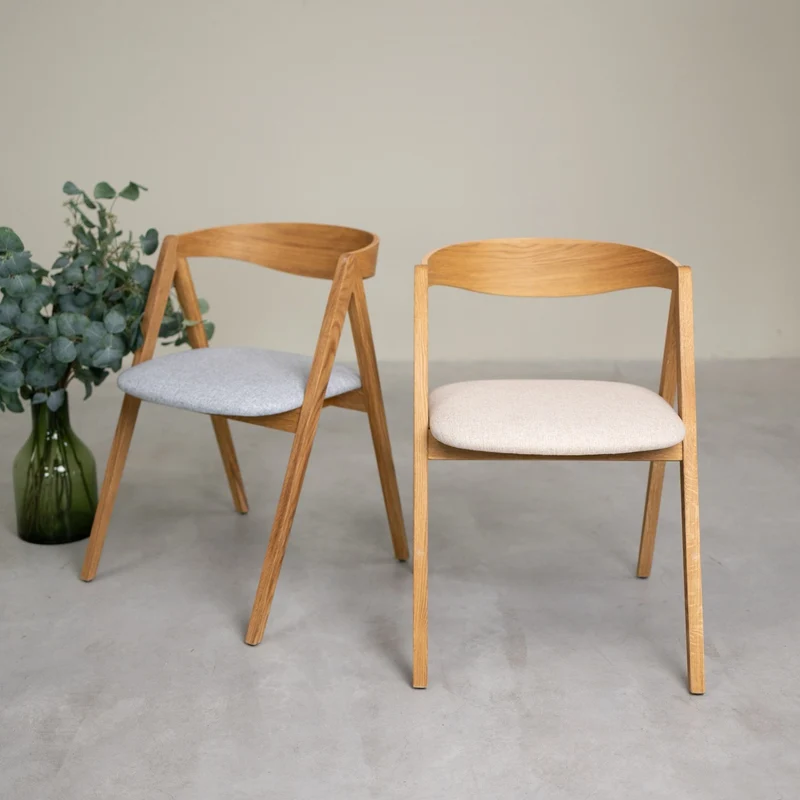 Set da 2 o 4 sedie da pranzo in rovere massiccio Oscar, imbottite | NordicStory