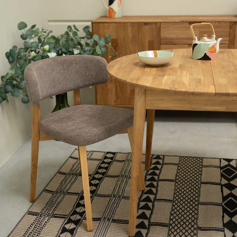 Set da 2 o 4 sedie da pranzo in rovere massiccio Claus, con rivestimento grigio o marrone | NordicStory
