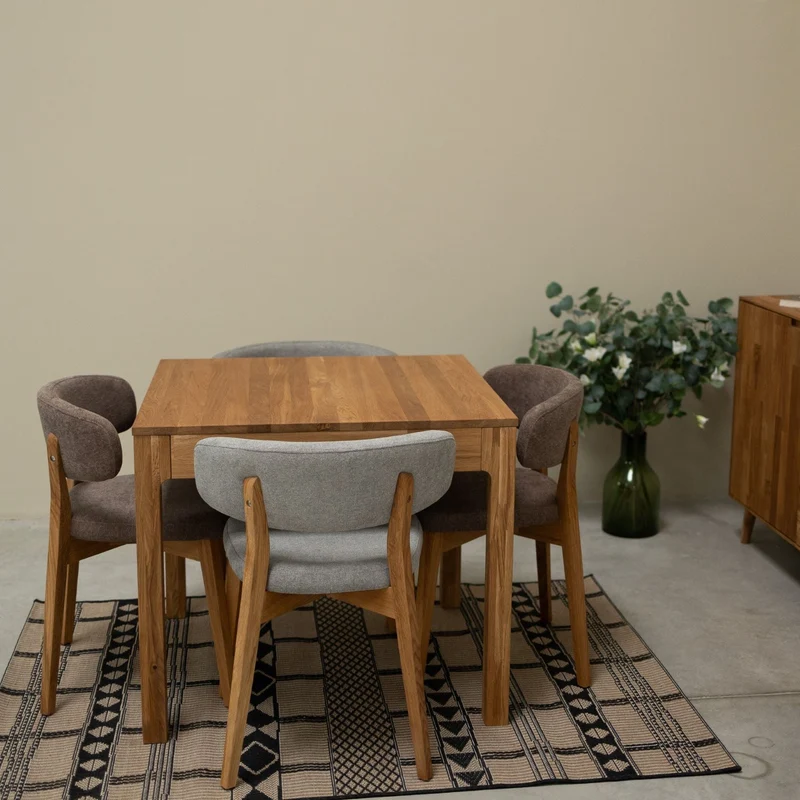 Set da 2 o 4 sedie da pranzo in rovere massiccio Claus, con rivestimento grigio o marrone | NordicStory