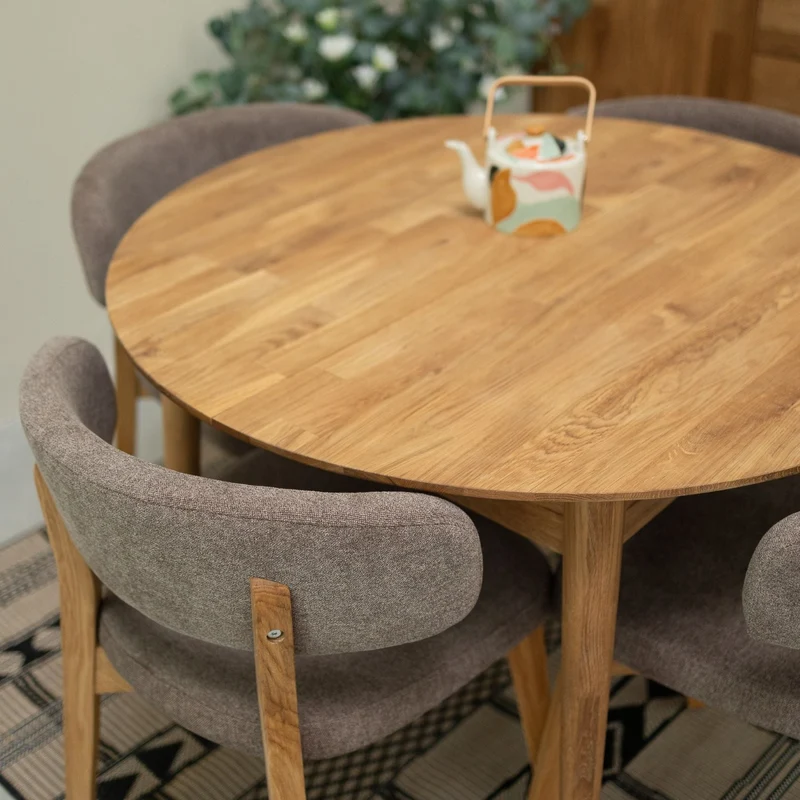 Set da 2 o 4 sedie da pranzo in rovere massiccio Claus, con rivestimento grigio o marrone | NordicStory
