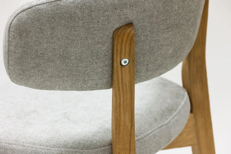 Set da 2 o 4 sedie da pranzo in rovere massiccio Claus, con rivestimento grigio o marrone | NordicStory