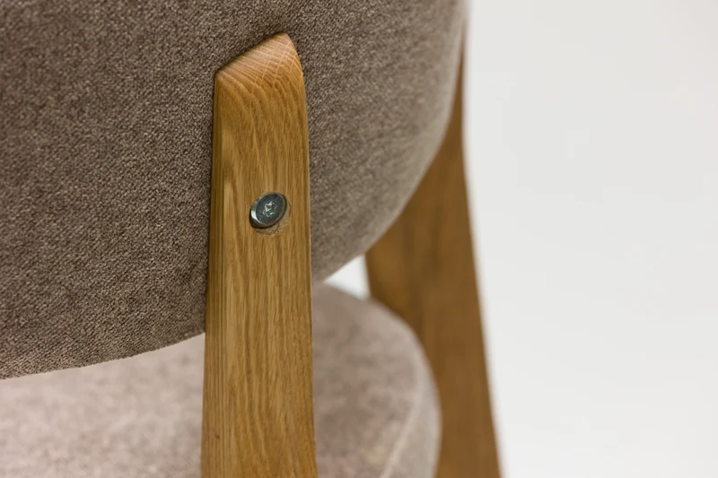 Set da 2 o 4 sedie da pranzo in rovere massiccio Claus, con rivestimento grigio o marrone | NordicStory
