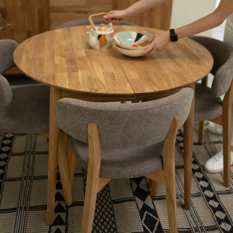 Set da 2 o 4 sedie da pranzo in rovere massiccio Claus, con rivestimento grigio o marrone | NordicStory