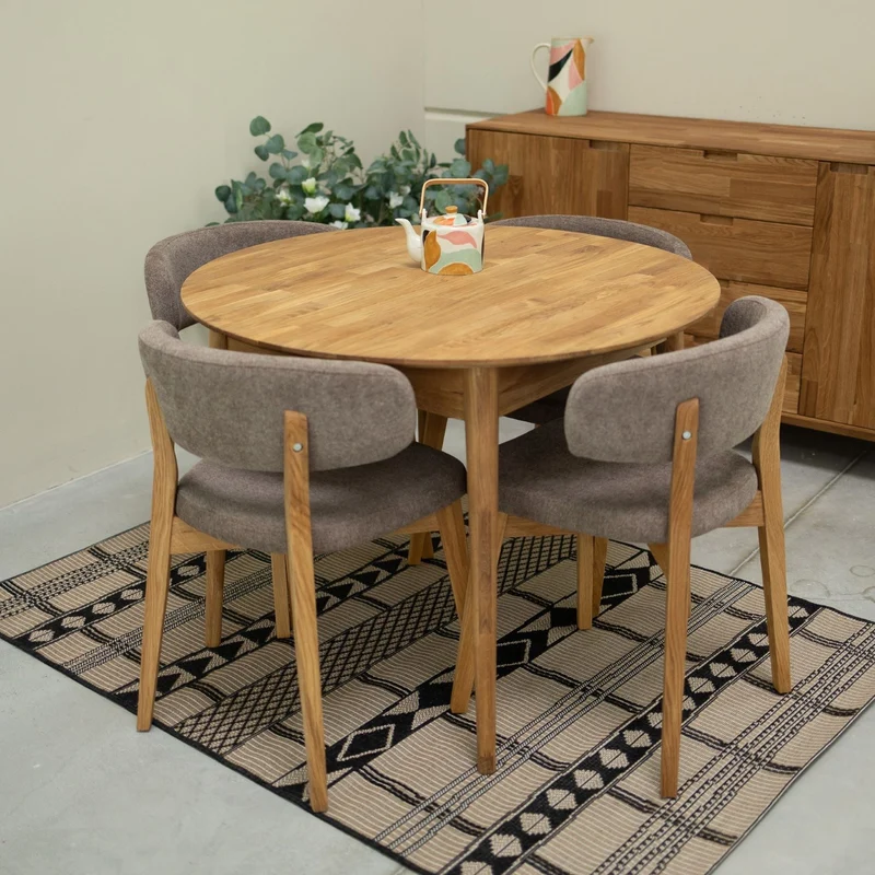 Set da 2 o 4 sedie da pranzo in rovere massiccio Claus, con rivestimento grigio o marrone | NordicStory