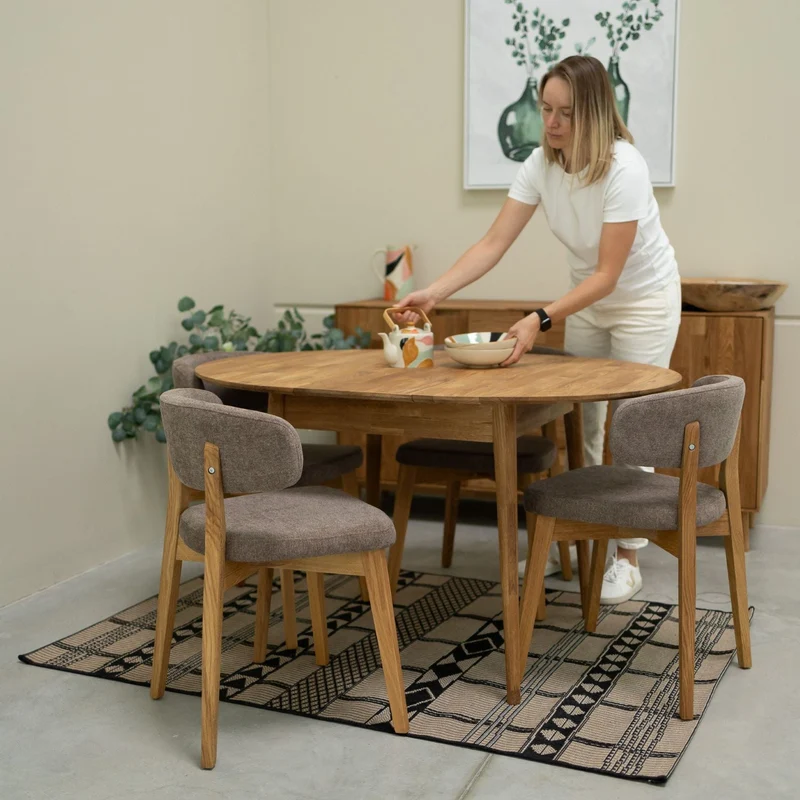 Set da 2 o 4 sedie da pranzo in rovere massiccio Claus, con rivestimento grigio o marrone | NordicStory