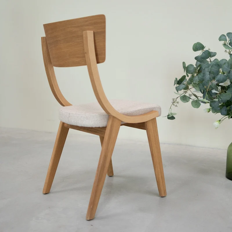 Set da 2 o 4 sedie da pranzo in rovere massiccio Lucas, con rivestimento grigio o beige | NordicStory