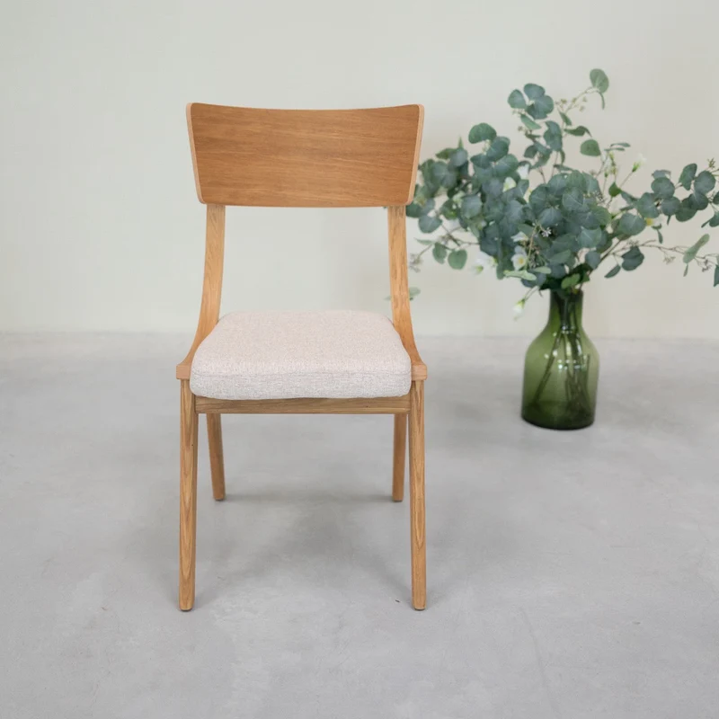 Set da 2 o 4 sedie da pranzo in rovere massiccio Lucas, con rivestimento grigio o beige | NordicStory