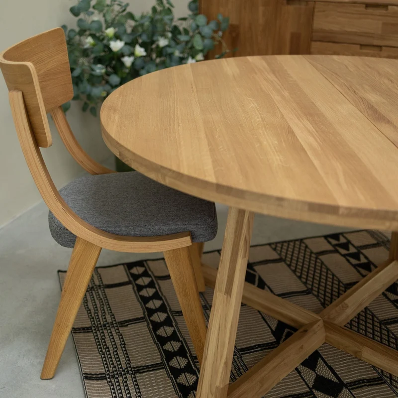 Set da 2 o 4 sedie da pranzo in rovere massiccio Lucas, con rivestimento grigio o beige | NordicStory