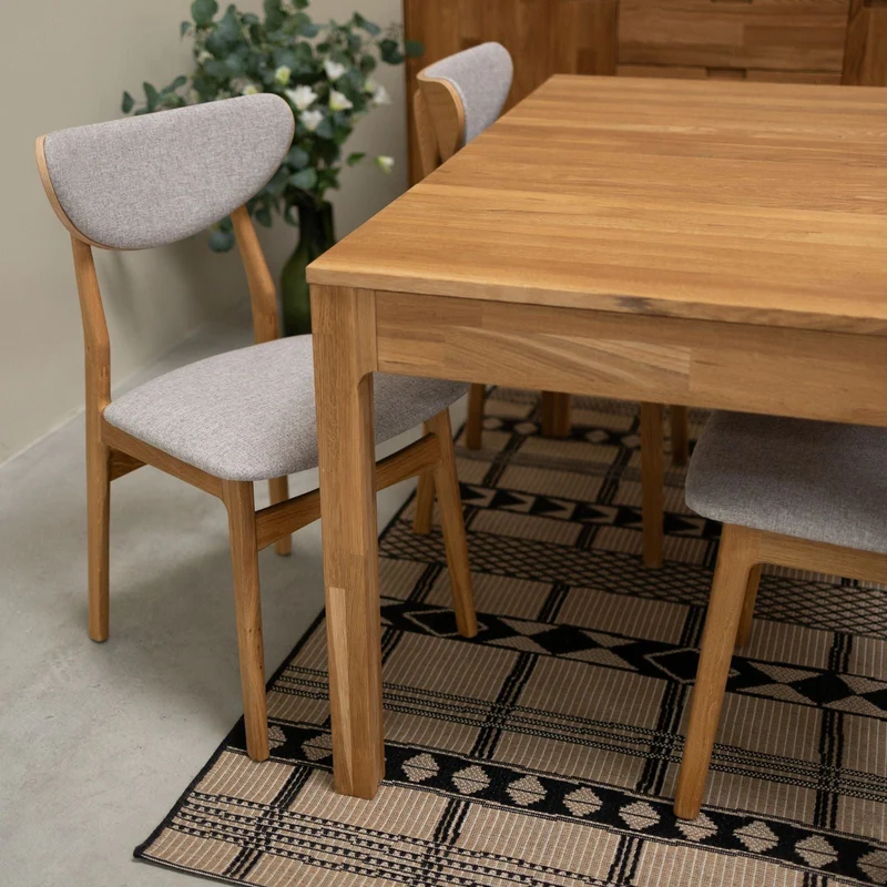 Set da 2 o 4 sedie da pranzo in rovere massiccio Maxwell, imbottite | NordicStory