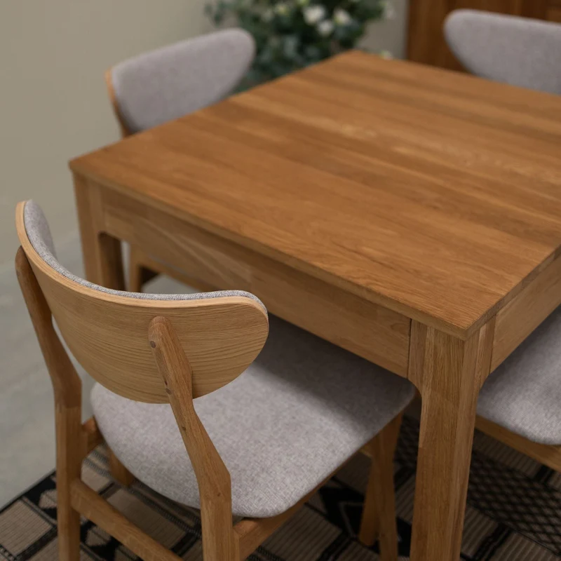 Set da 2 o 4 sedie da pranzo in rovere massiccio Maxwell, imbottite | NordicStory