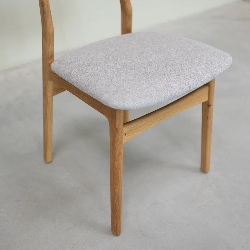 Set da 2 o 4 sedie da pranzo in rovere massiccio Maxwell, imbottite | NordicStory