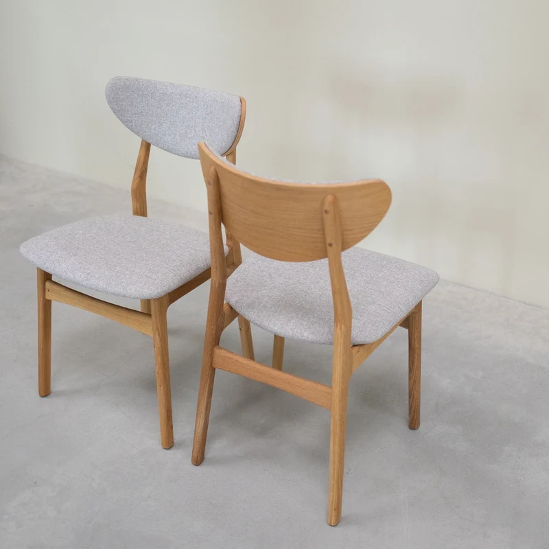 Set da 2 o 4 sedie da pranzo in rovere massiccio Maxwell, imbottite | NordicStory