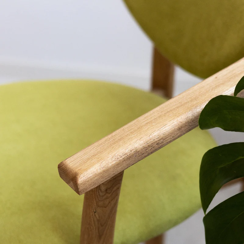 Confezione da 2 o 4 sedie da pranzo Alexis, struttura in rovere massiccio, rivestimento in verde vivo | NordicStory
