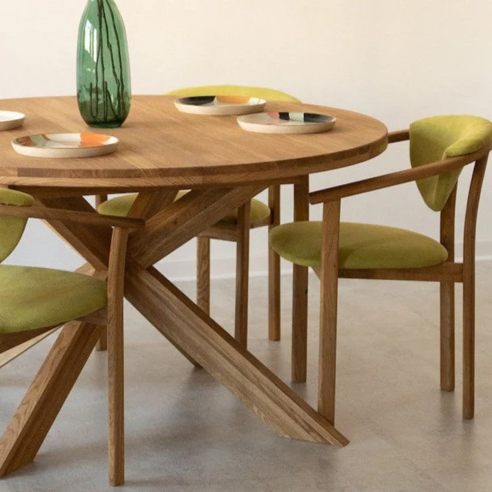Confezione da 2 o 4 sedie da pranzo Alexis, struttura in rovere massiccio, rivestimento in verde vivo | NordicStory