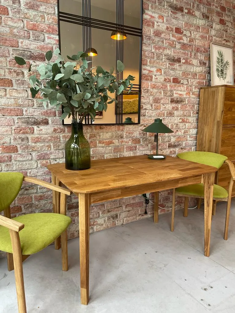 Confezione da 2 o 4 sedie da pranzo Alexis, struttura in rovere massiccio, rivestimento in verde vivo | NordicStory