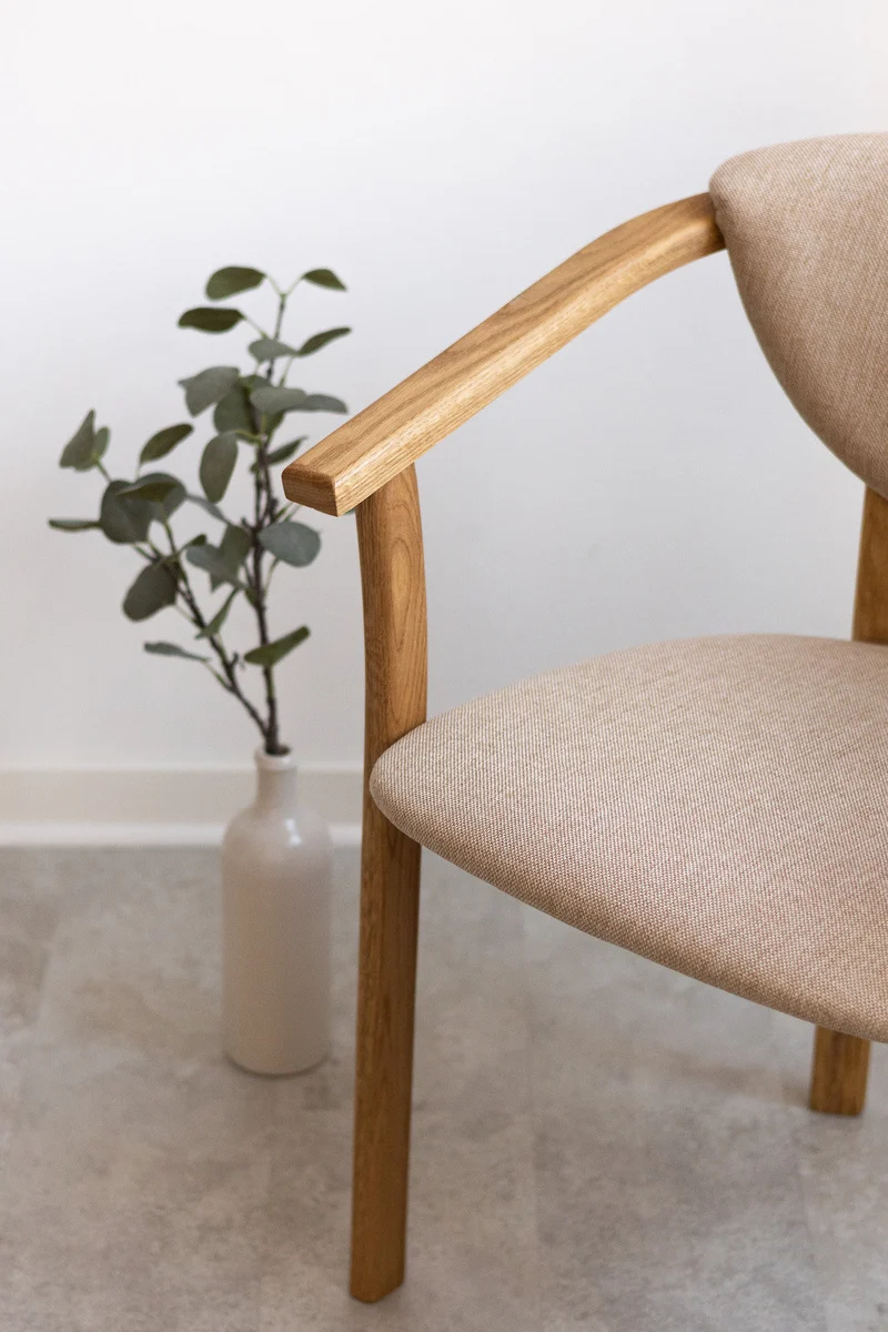 Confezione da 2 o 4 sedie da pranzo Alexis, struttura in rovere massiccio, rivestimento beige | NordicStory