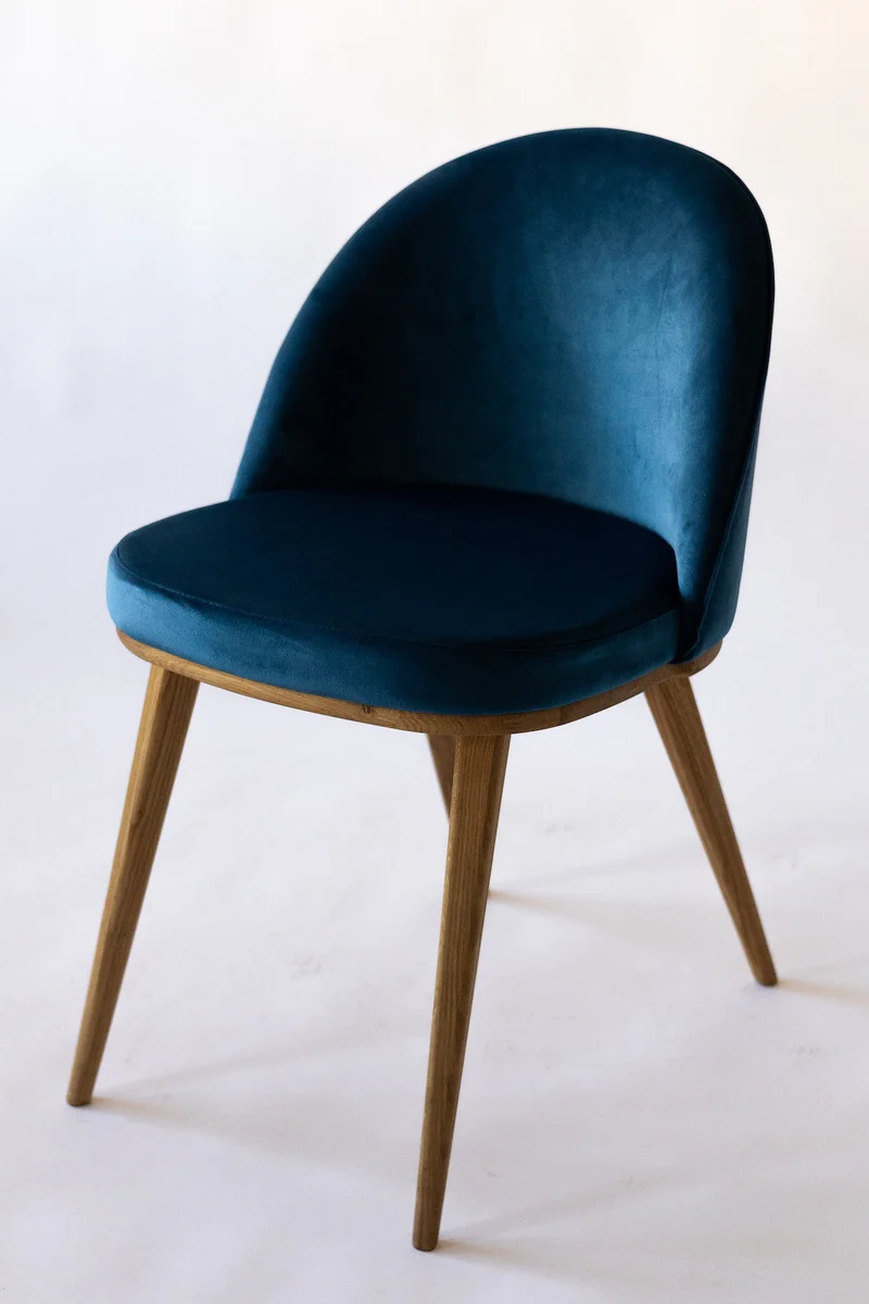 Confezione da 2 o 4 sedie da pranzo Clara, struttura in rovere massiccio, rivestimento in blu Monako | NordicStory