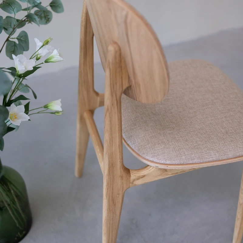 Confezione da 2 o 4 sedie da pranzo Varde, struttura in rovere massiccio, imbottitura | NordicStory