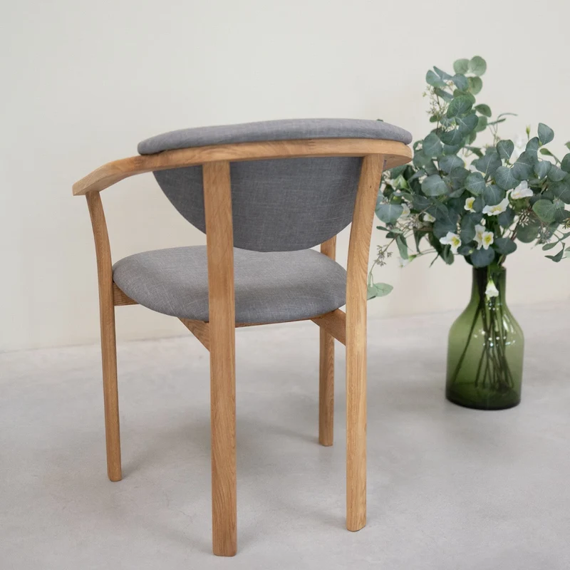 Confezione da 2 o 4 sedie da pranzo Alexis, struttura in rovere massiccio, rivestimento in grigio nordico | NordicStory