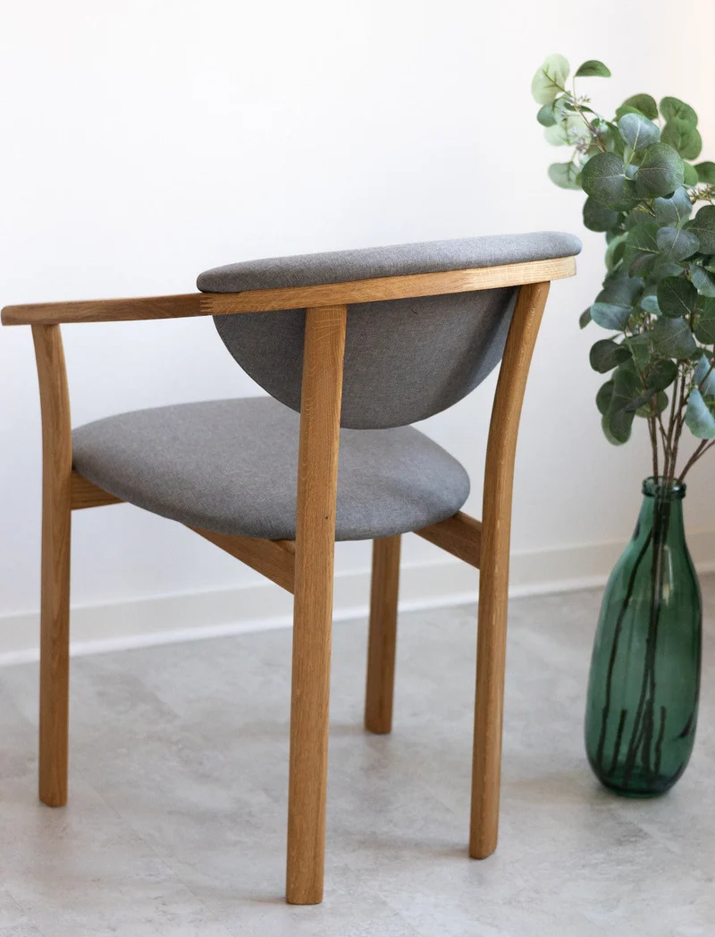 Confezione da 2 o 4 sedie da pranzo Alexis, struttura in rovere massiccio, rivestimento in grigio nordico | NordicStory