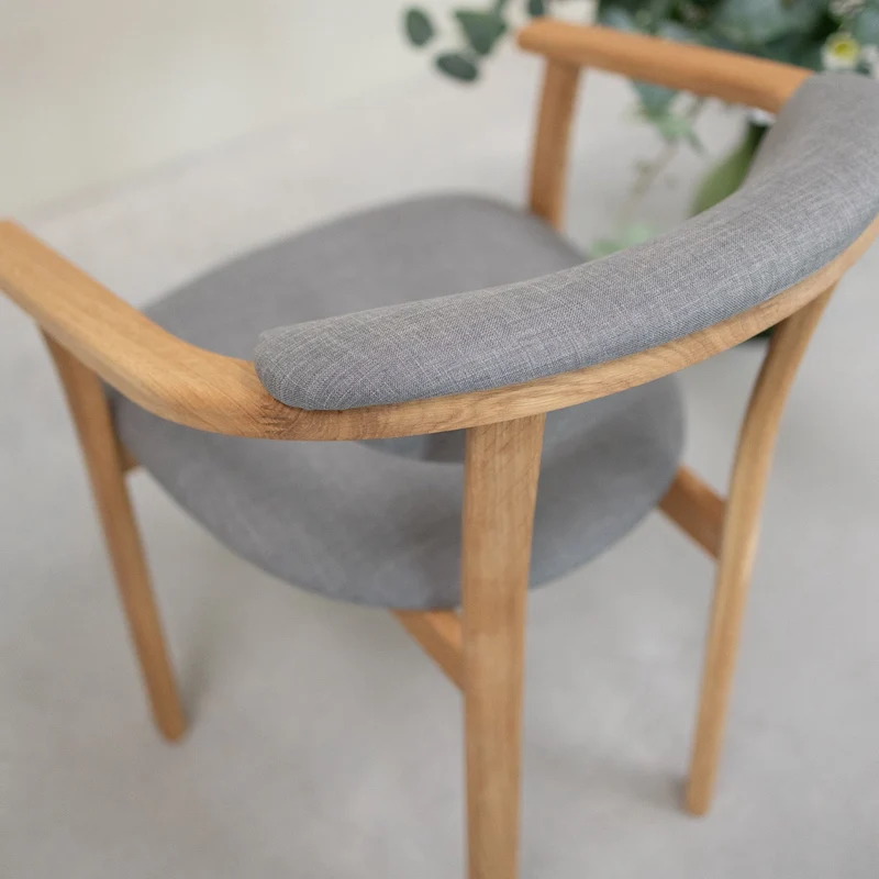 Confezione da 2 o 4 sedie da pranzo Alexis, struttura in rovere massiccio, rivestimento in grigio nordico | NordicStory