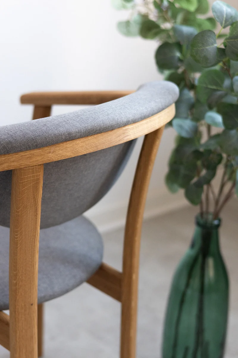 Confezione da 2 o 4 sedie da pranzo Alexis, struttura in rovere massiccio, rivestimento in grigio nordico | NordicStory