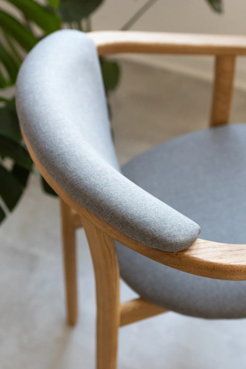 Confezione da 2 o 4 sedie da pranzo Alexis, struttura in rovere massiccio, rivestimento in grigio nordico | NordicStory