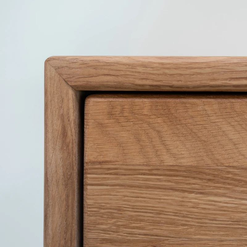 Comodino in legno massello di rovere Judith | NordicStory