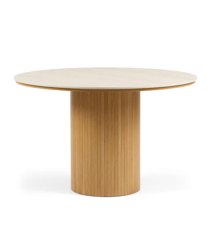 Tavolo da pranzo rotondo Enzo con piano in pietra beige e base a doghe in rovere Ø120 cm