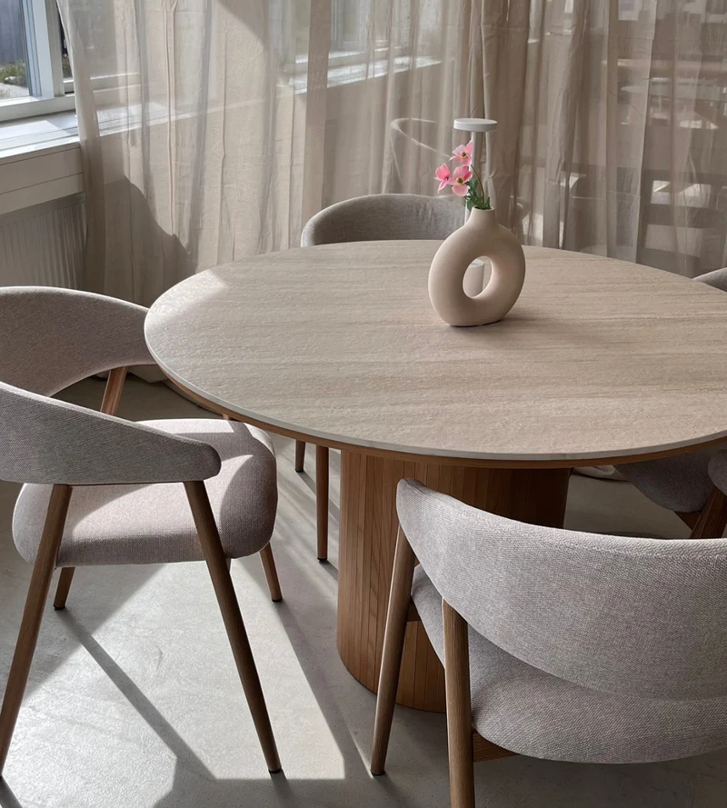 Tavolo da pranzo rotondo Enzo con piano in pietra beige e base a doghe in rovere Ø120 cm