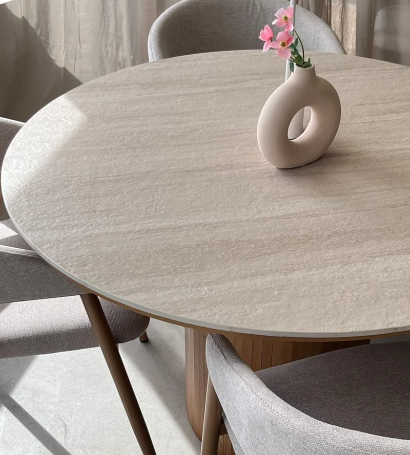 Tavolo da pranzo rotondo Enzo con piano in pietra beige e base a doghe in rovere Ø120 cm