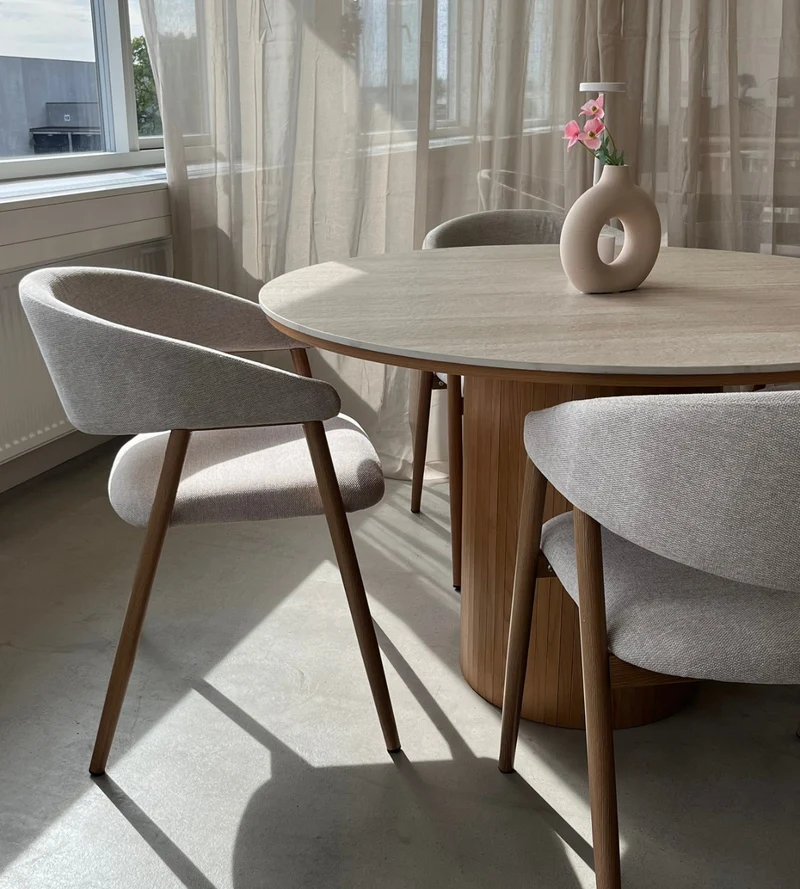 Tavolo da pranzo rotondo Enzo con piano in pietra beige e base a doghe in rovere Ø120 cm
