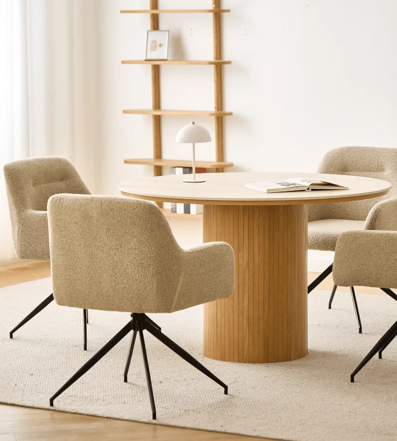 Tavolo da pranzo rotondo Enzo con piano in pietra beige e base a doghe in rovere Ø120 cm