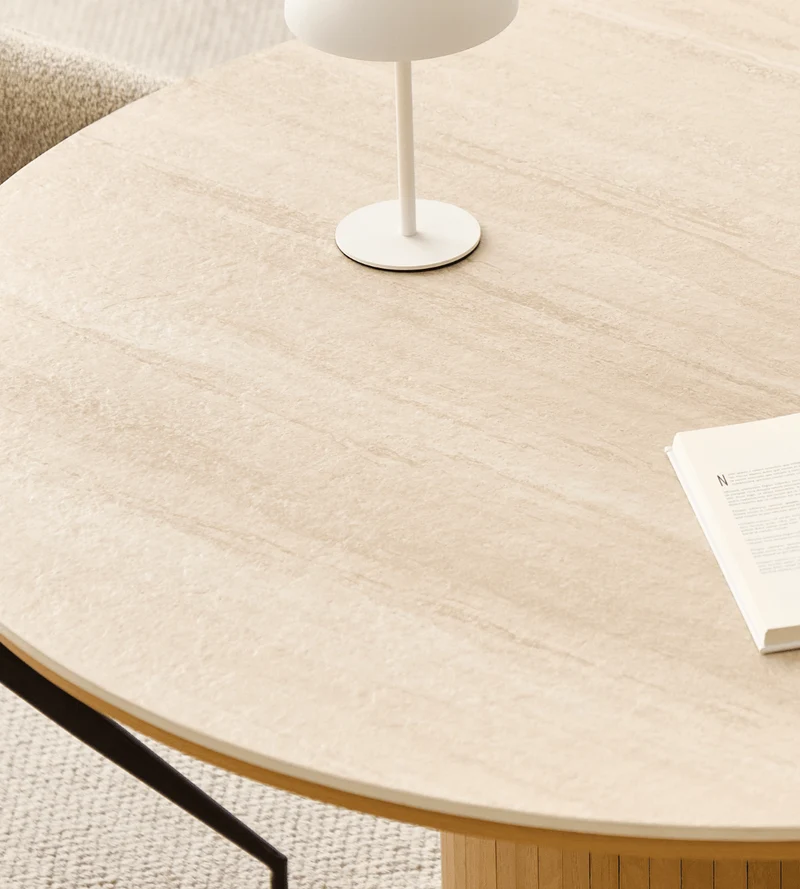 Tavolo da pranzo rotondo Enzo con piano in pietra beige e base a doghe in rovere Ø120 cm