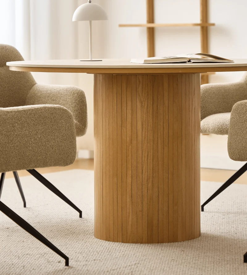Tavolo da pranzo rotondo Enzo con piano in pietra beige e base a doghe in rovere Ø120 cm