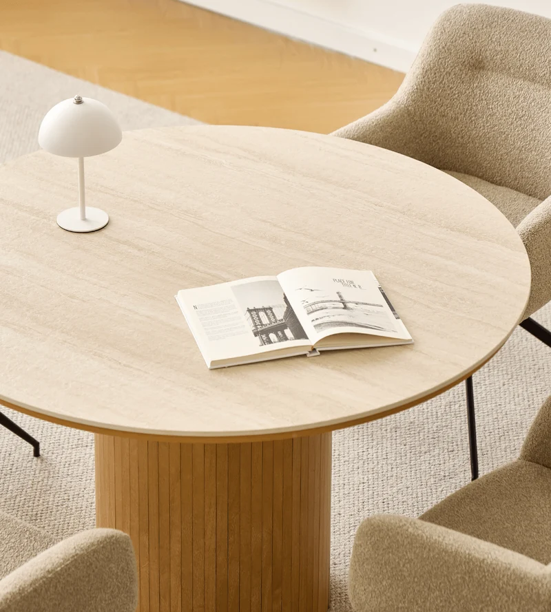 Tavolo da pranzo rotondo Enzo con piano in pietra beige e base a doghe in rovere Ø120 cm
