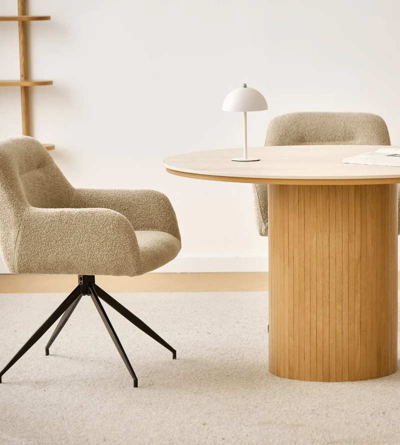 Tavolo da pranzo rotondo Enzo con piano in pietra beige e base a doghe in rovere Ø120 cm