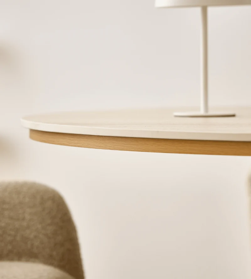 Tavolo da pranzo rotondo Enzo con piano in pietra beige e base a doghe in rovere Ø120 cm