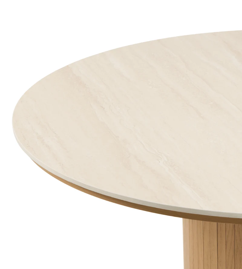 Tavolo da pranzo rotondo Enzo con piano in pietra beige e base a doghe in rovere Ø120 cm