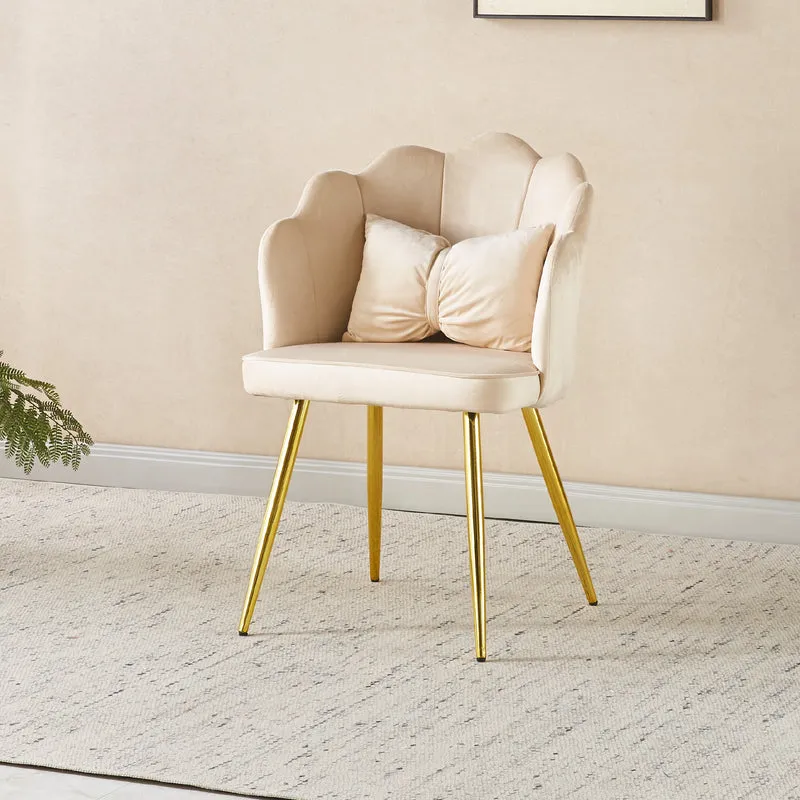 Poltroncina Elegante in Velluto con Schienale a Conchiglia e Cuscino Decorativo Il Gruppone