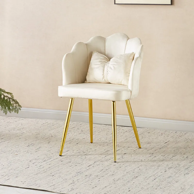 Poltroncina Elegante in Velluto con Schienale a Conchiglia e Cuscino Decorativo Il Gruppone