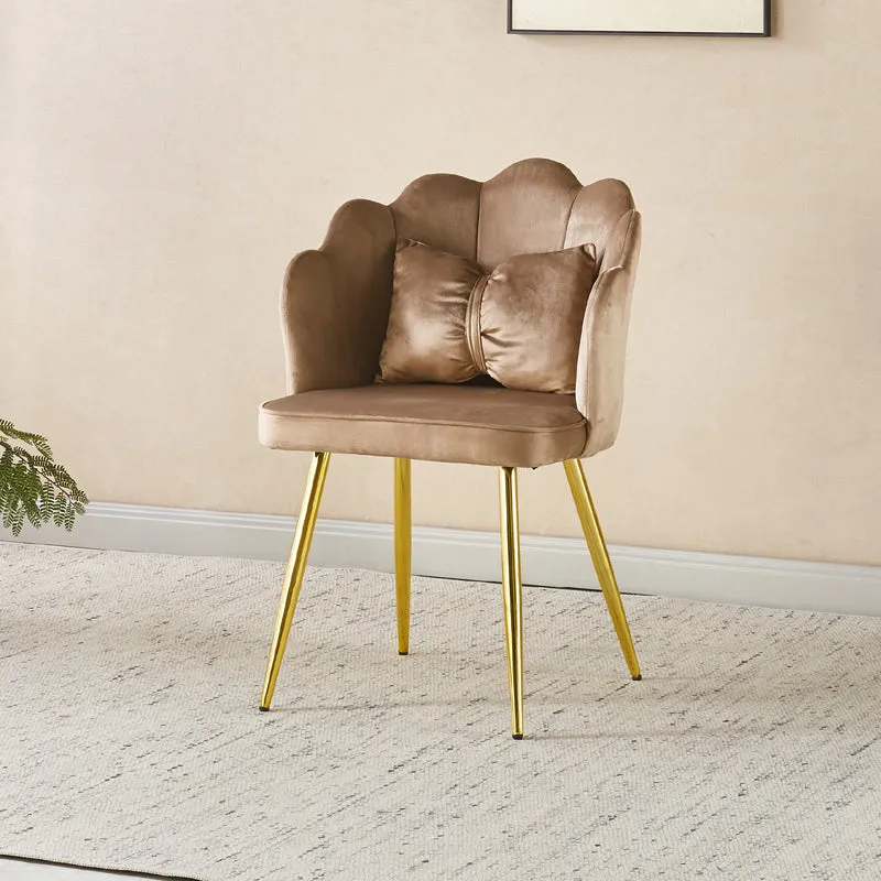 Poltroncina Elegante in Velluto con Schienale a Conchiglia e Cuscino Decorativo Il Gruppone